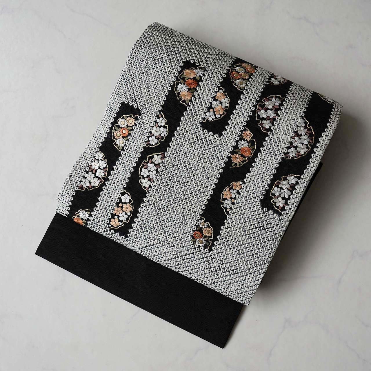【なごや帯】黒地 疋田絞り 雪輪に花々の刺繍のなごや帯
