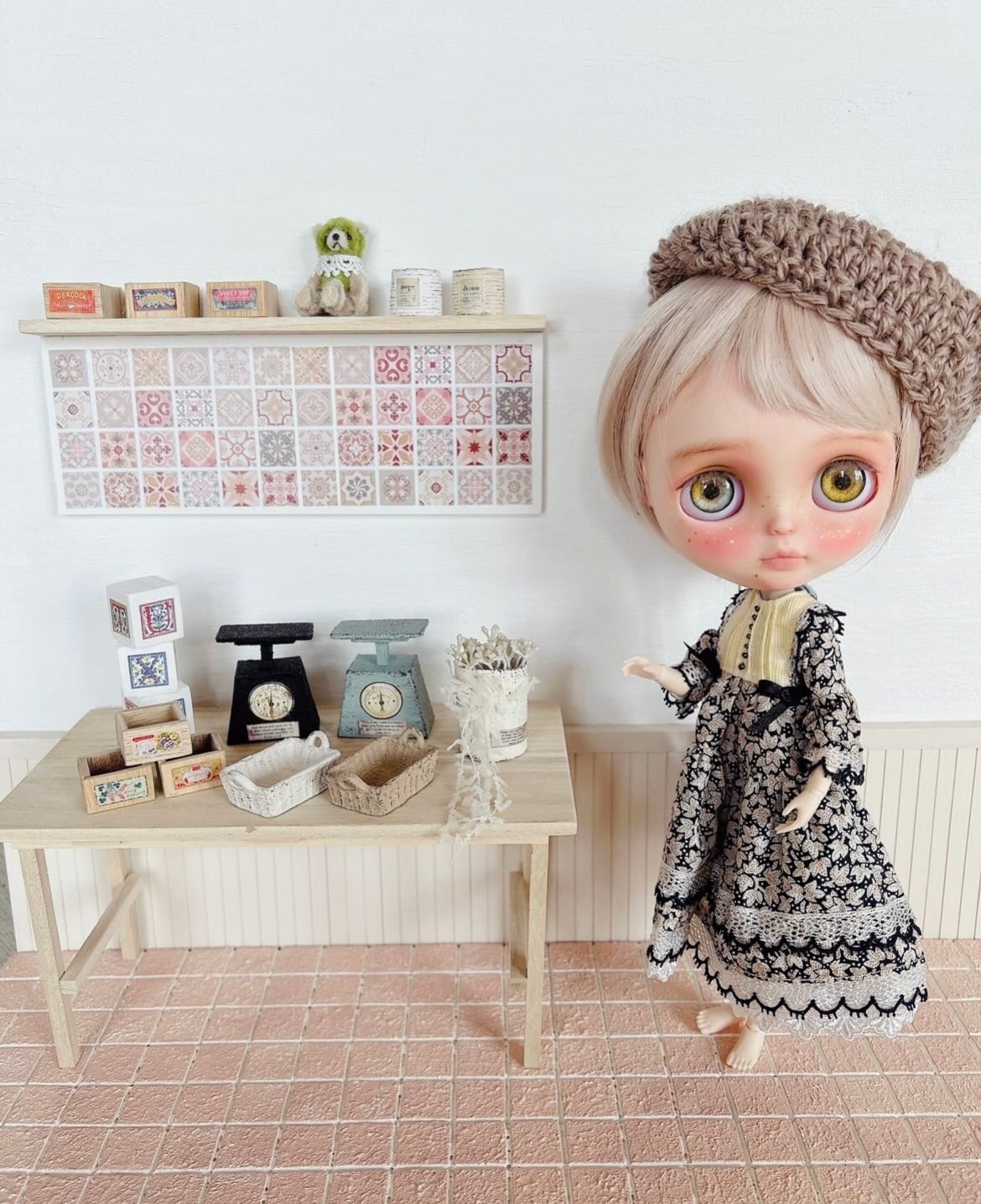 シンプルな木製ホワイトの階段 ミニチュア ドールハウス 背景ボード 壁