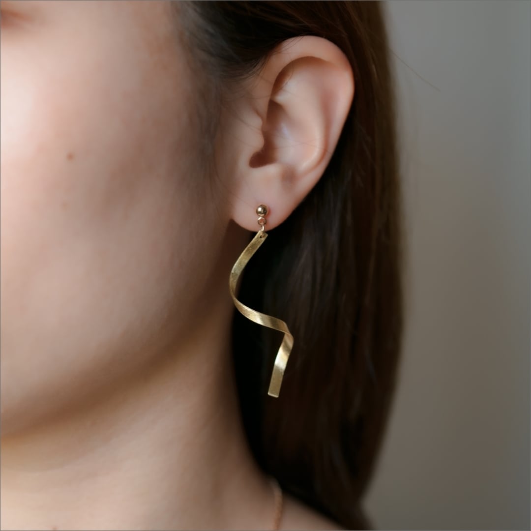 無垢真鍮のスパイラルピアス（イヤリング） | Sorelle  