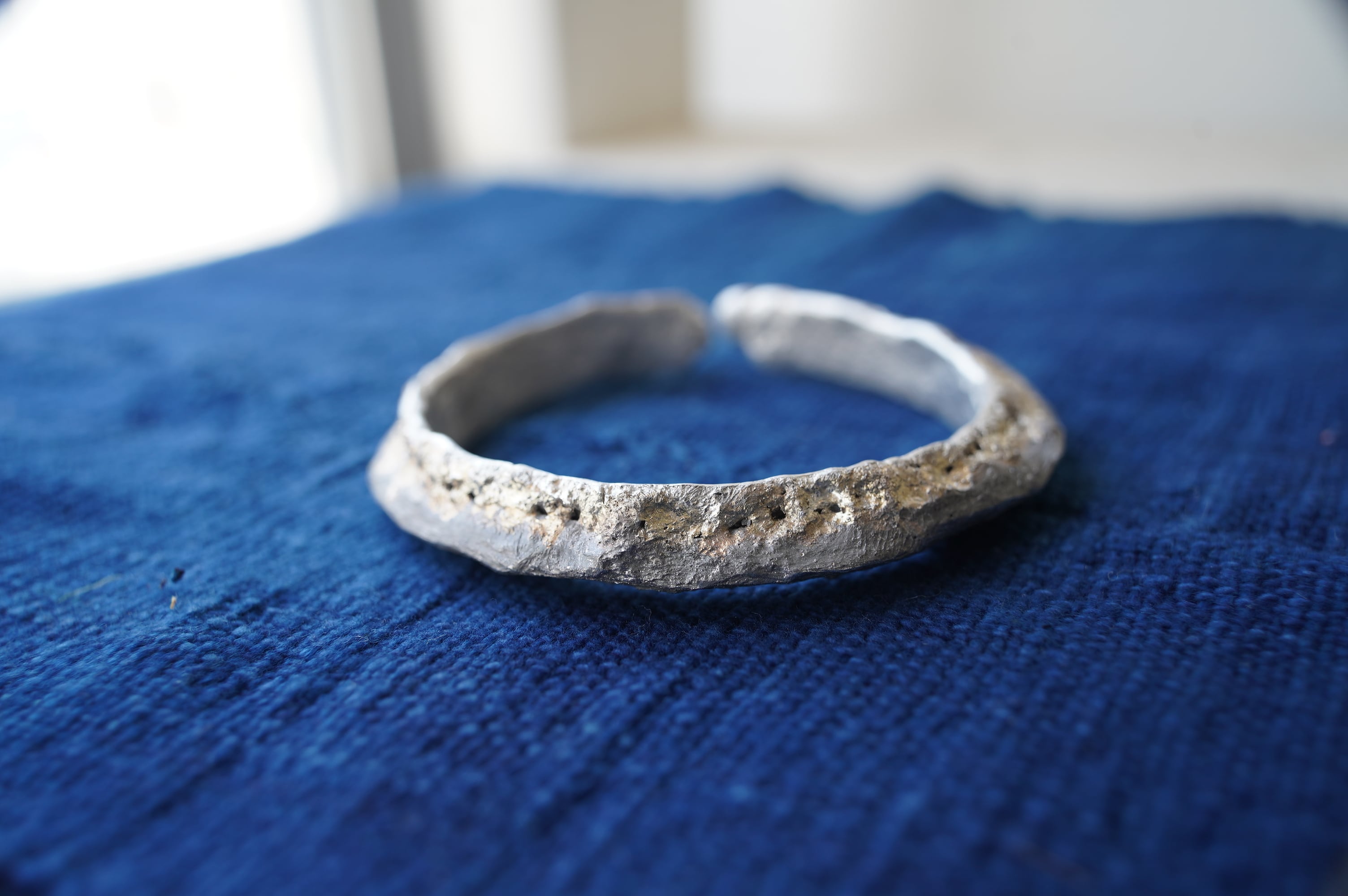 バングル 「界層-1ribbon-」 アルミ 鈴木友紀 m