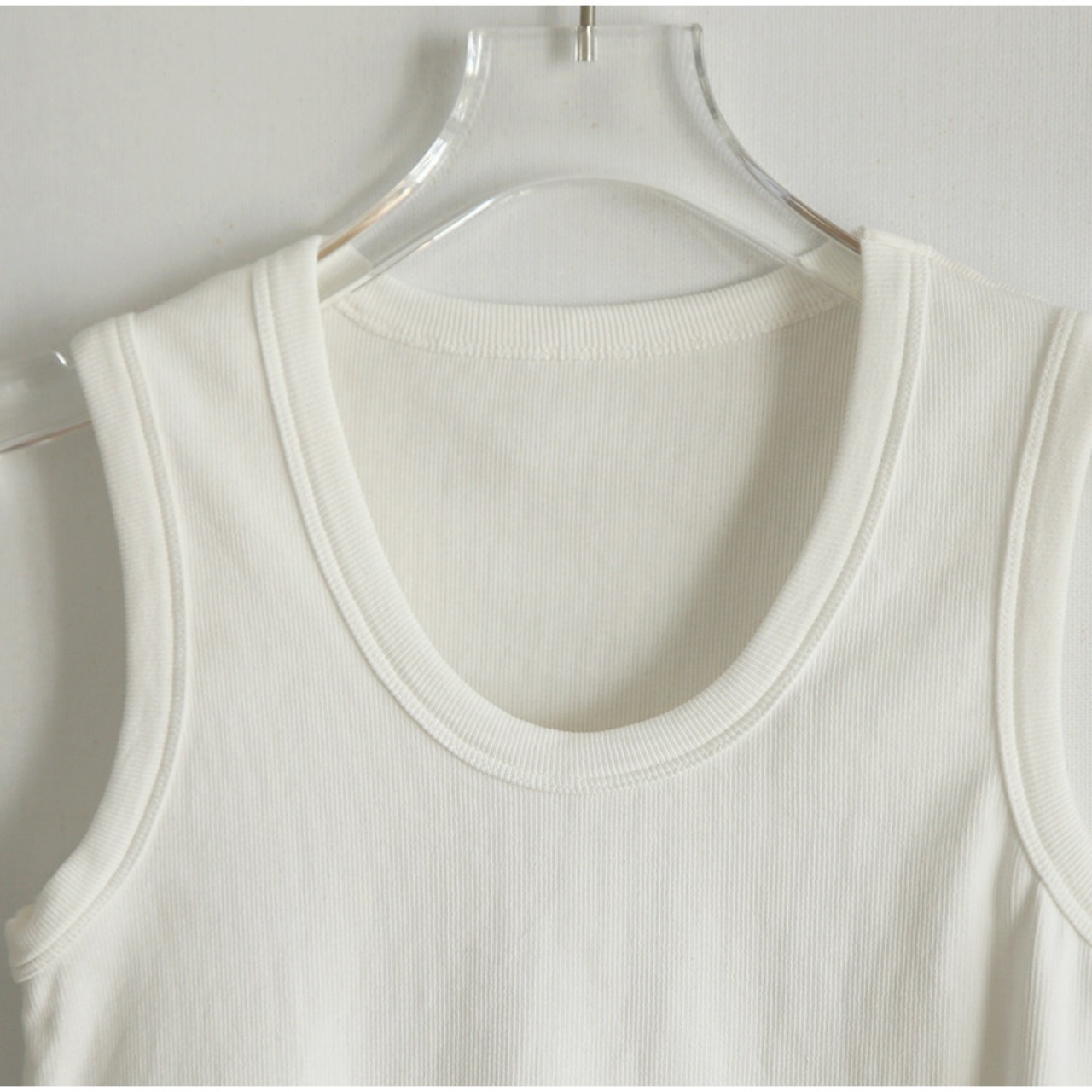 sleeveless slim fit tank top T4447