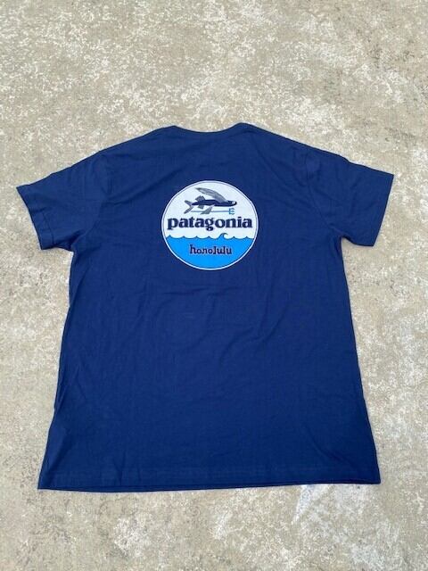 Patagonia ハワイ限定 希少 Pataloha Honolulu パタゴニア パタロハ メンズ フライングフィッシュ Tシャツ Xl ネイビー 紺 半袖 スリムフィット 希少 男性 ホノルル Honolulu ハワイ Hawaii アロハ Aloha 釣り 魚 フィッシング コットン ギフト プレゼント インポート