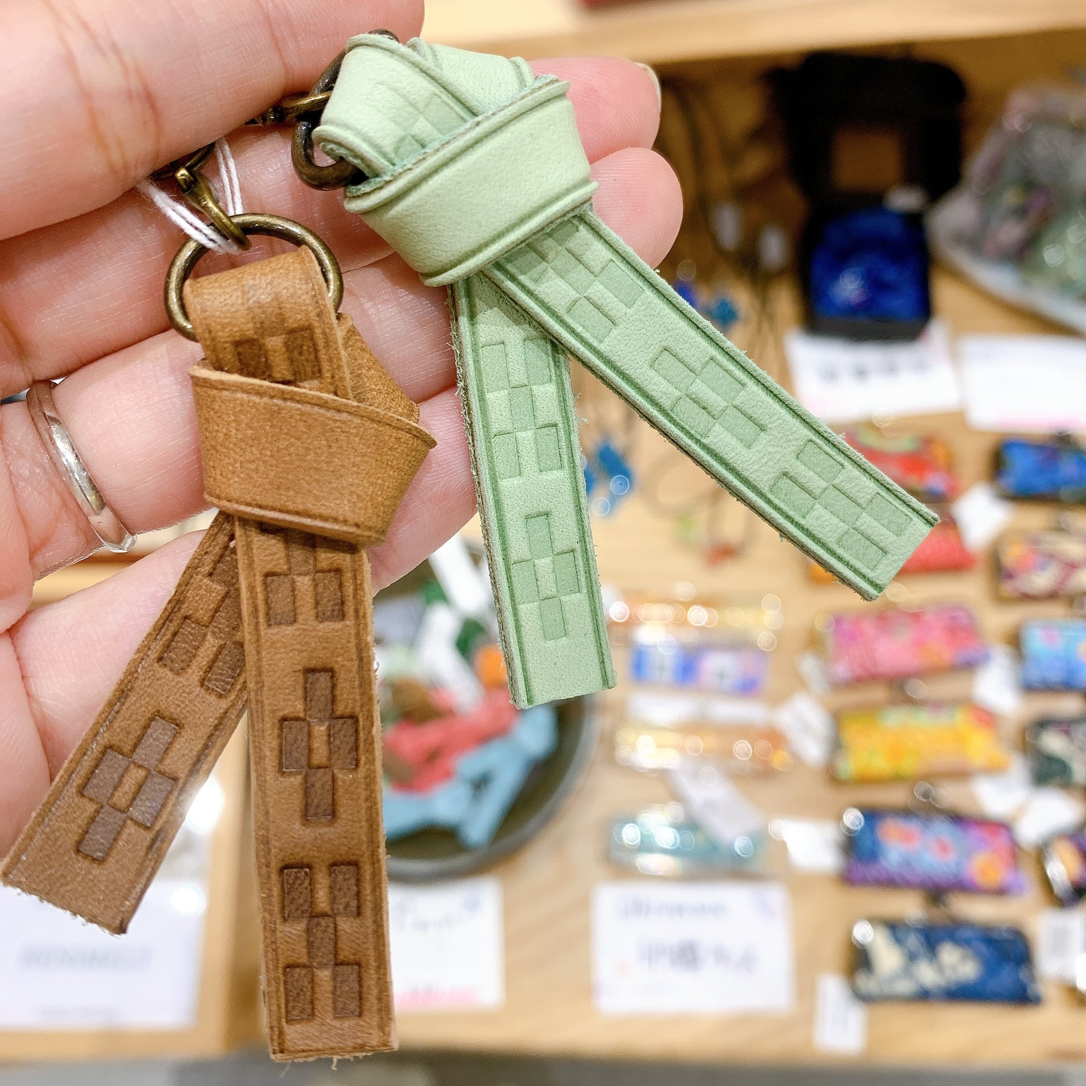 大人気✨】沖縄限定｜ミンサーサーレザー キーホルダー（T-C1-21