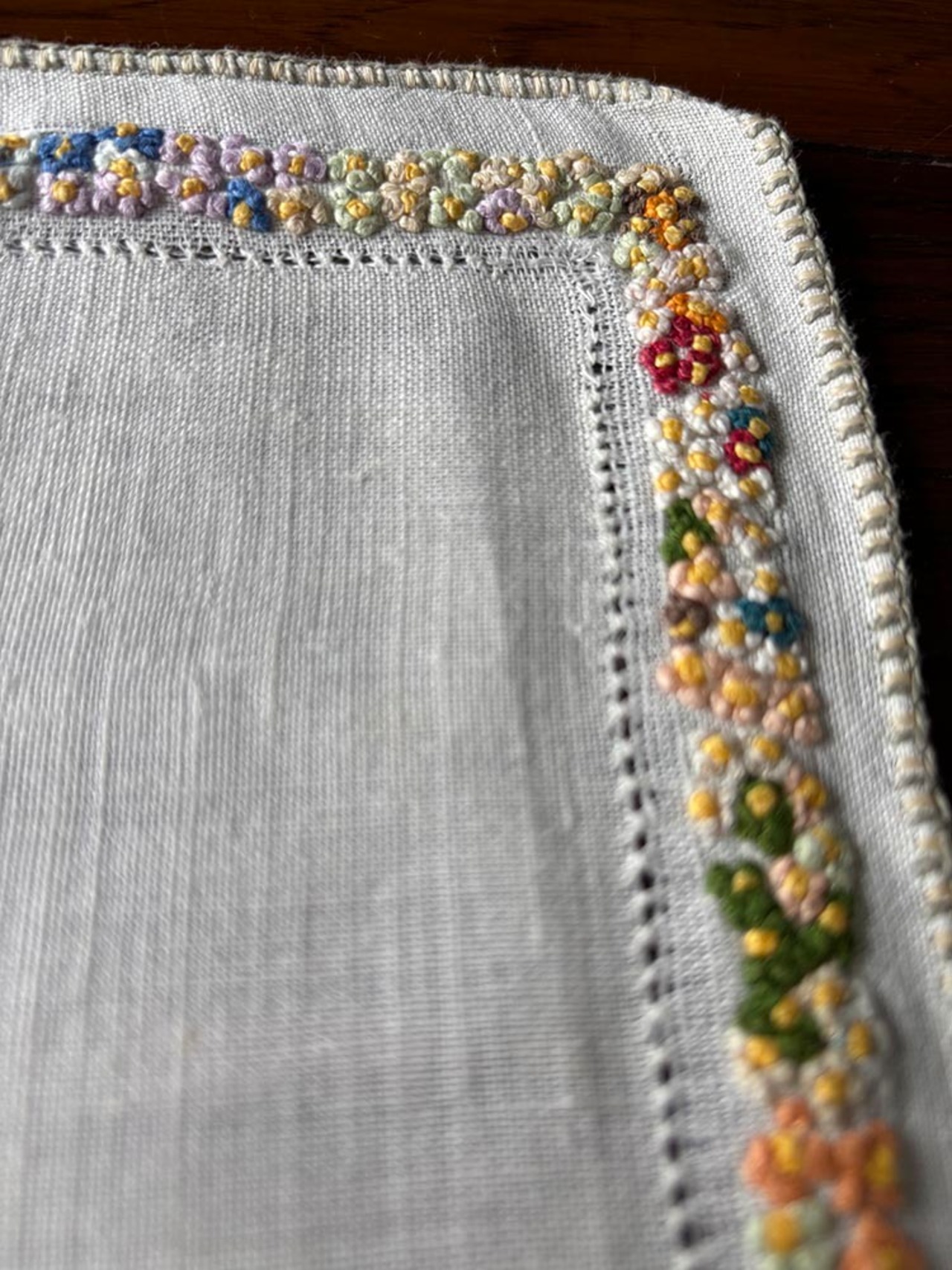 テーブルマット 色刺繍 　花のレリーフ　テーブルセンター　19clm74-1