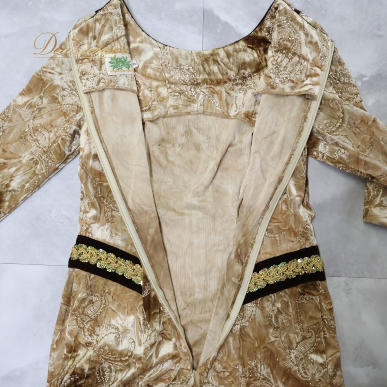 フラダンス 衣装 ワンピース ドレス アロハスタンダード ゴールド系 ALOHA STANDARDS ベロア 刺繍 スパンコール 日本製 高級感 豪華 上品 長袖 華やか ハワイアン アロハ フラ ダンス レッスン 練習 ブラウン系 ゴールド 上質 エレガント