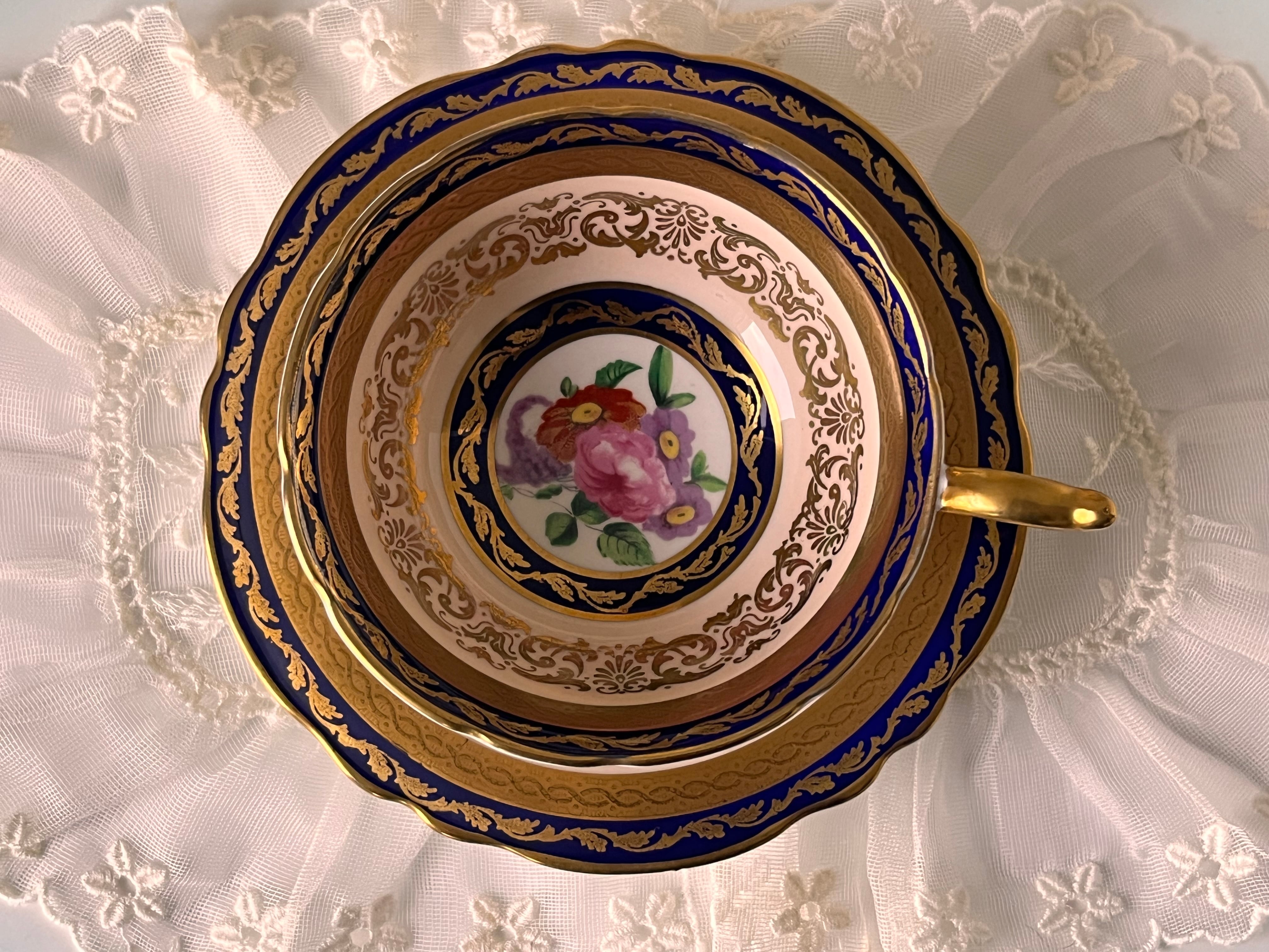 パラゴン 金彩がとても豪華なコバルトとローズベージュ素地の花柄