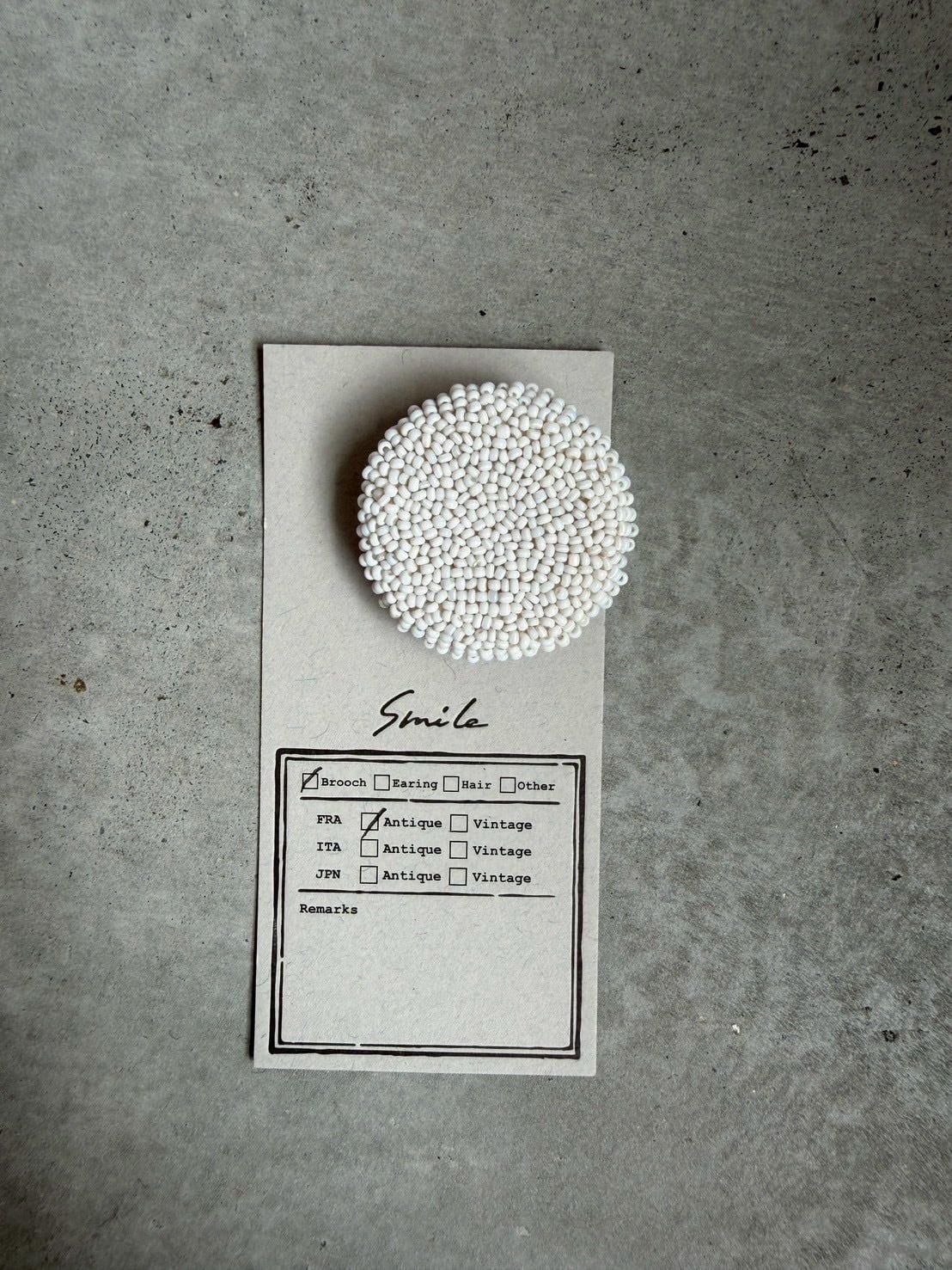 装身具「SmiLe」 №17 antiquebeadsブローチ・丸・白