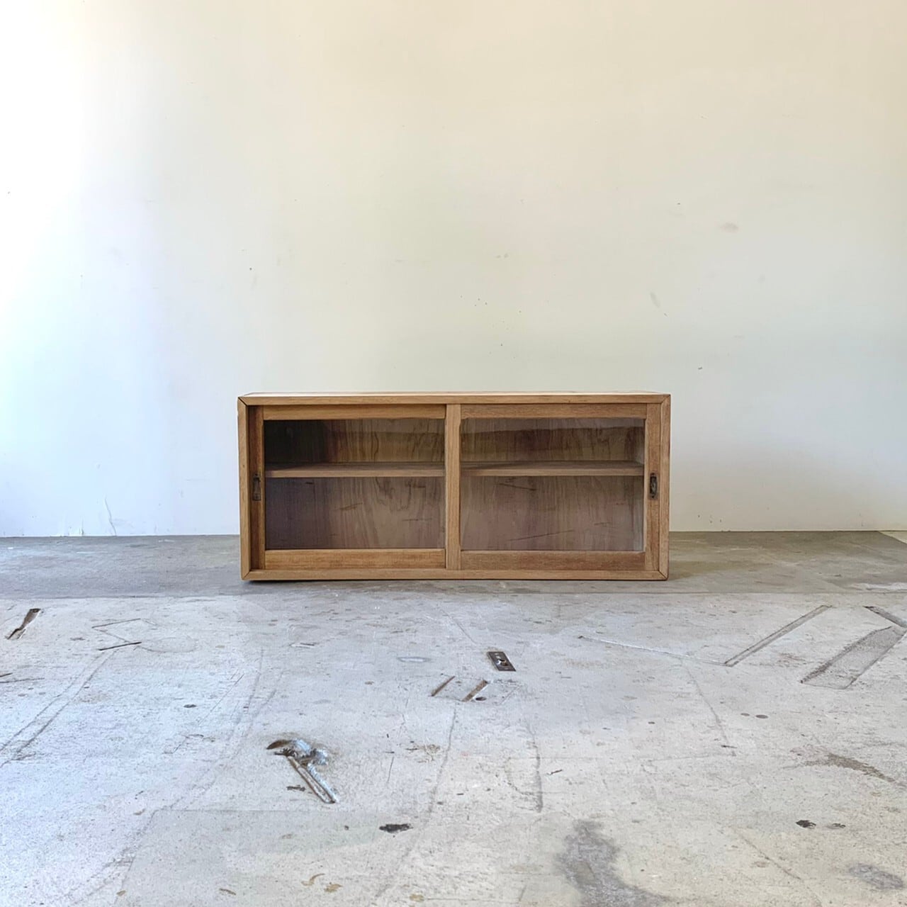 ガラス戸のキャビネット　古家具　0527