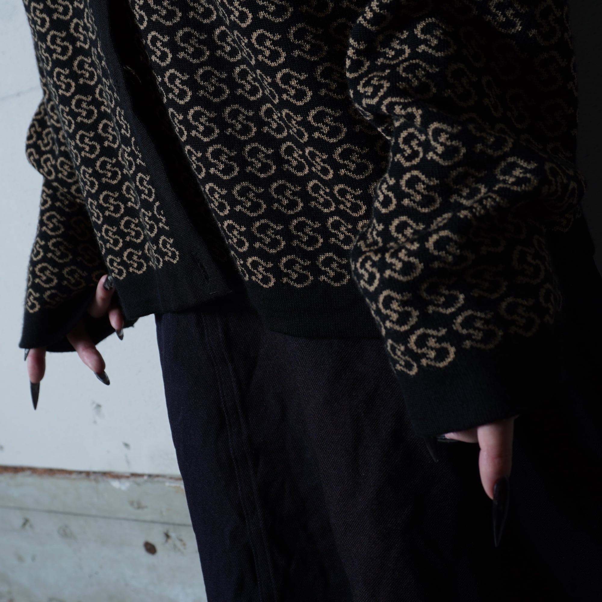 美品✨フェラガモ　カーディガン　総柄　ガンチーニ　ロゴボタン　ウール　シルク　黒 FERRAGAMO】フェラガモ ”VIRGIN WOOL100％”ガンチーニニット