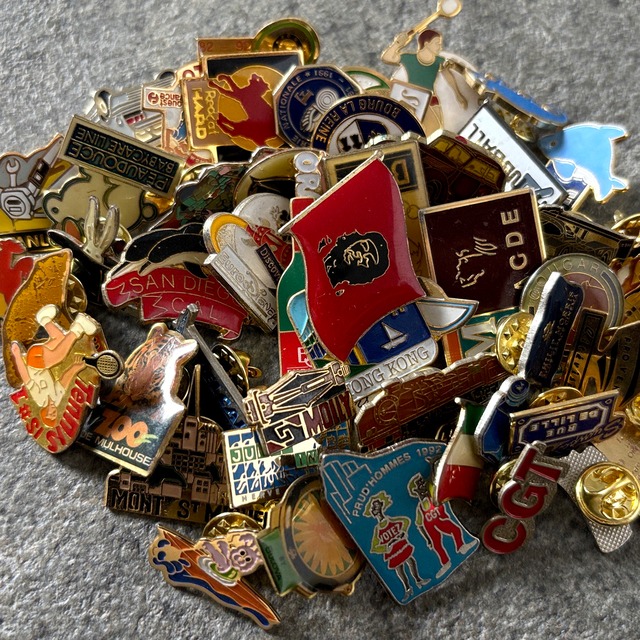 50個  フランス雑貨 ヴィンテージ  ピンバッジ ピンズ France pins  Pin badge vintage 古着 通販 リメイク ブローチ  アタッチメント付属 雑貨 2604011-2605027-21