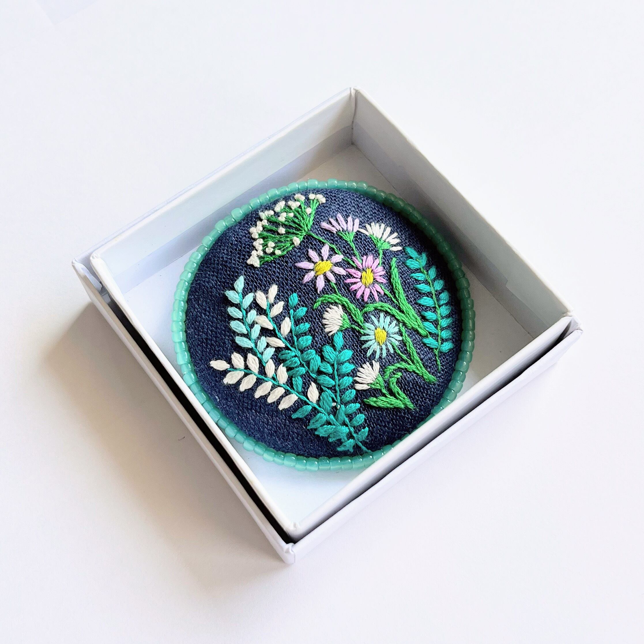 ビーズで飾った草花の刺繍ブローチ【botanical】#298 | PAY ID
