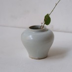 青みがかった花瓶