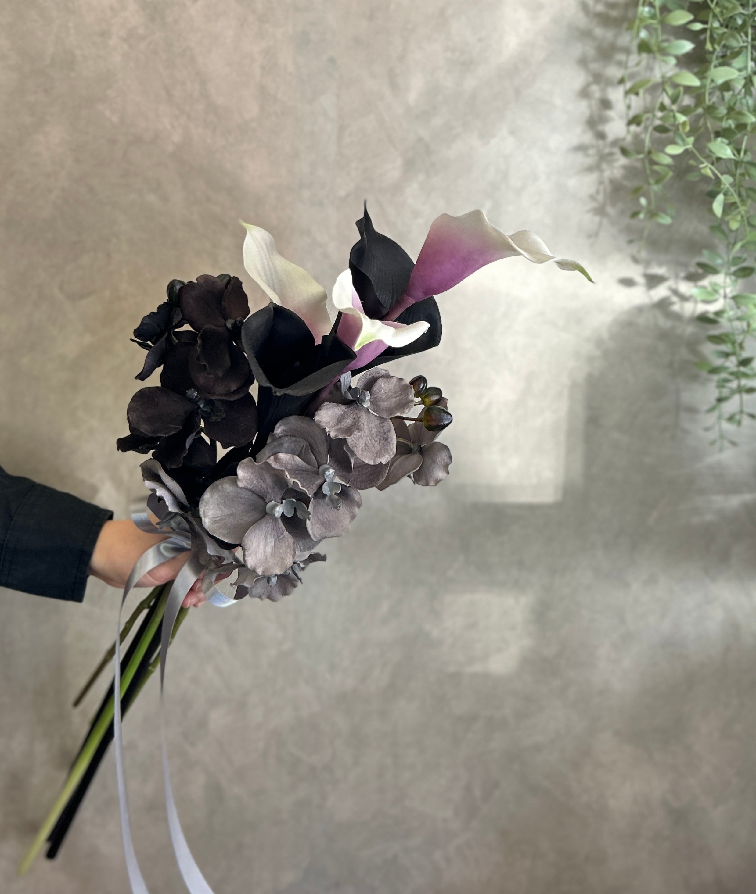 ブラックスタイルブーケ-黒カラーと洋蘭のクラッチ-送料無料サービス