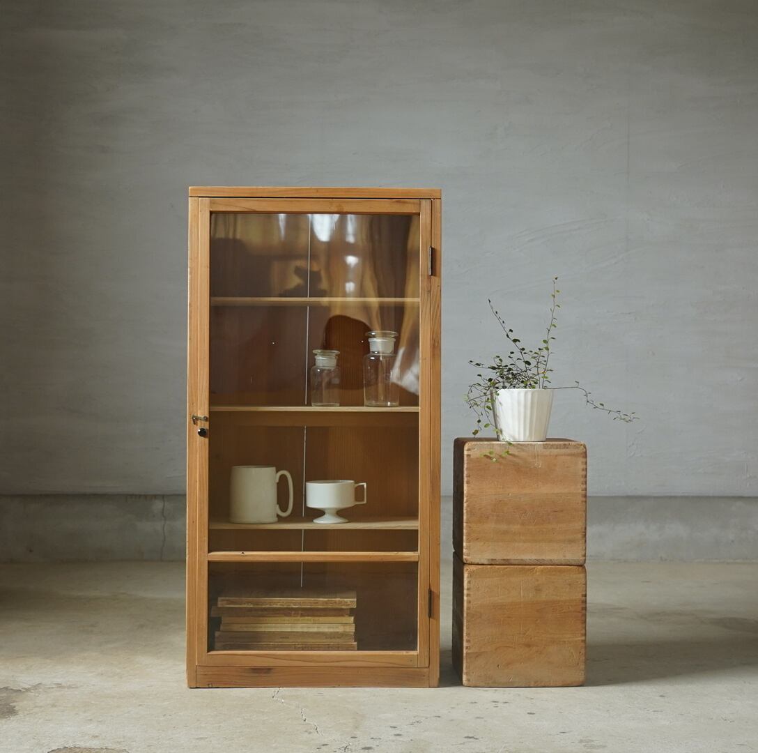 古い開き戸のガラスケース