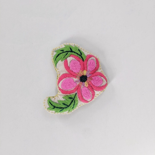 チェンマイ　手刺繍のブローチ　お花