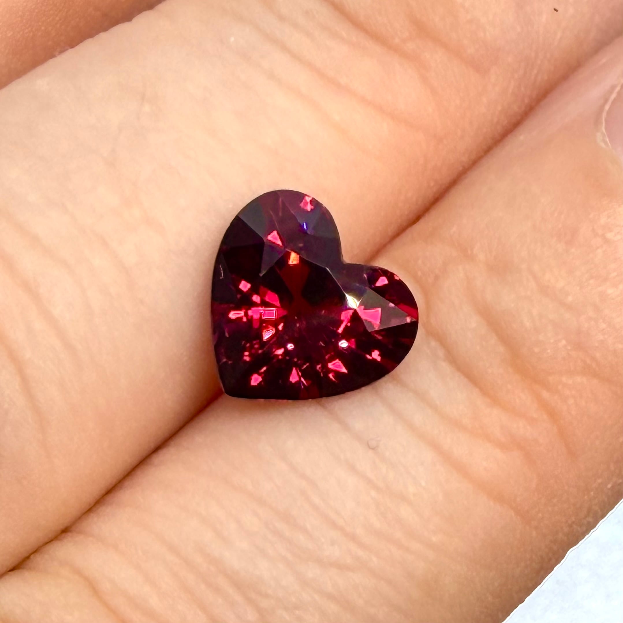 2026 ラッキーカラー　情熱を感じるガーネット♡