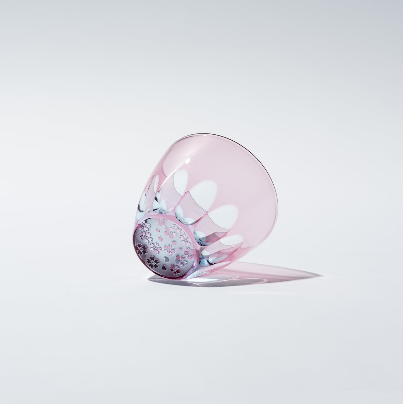 サクラサク（金赤×ライトブルー）ぐい呑 | 椎名切子（GLASS-LAB) 江戸