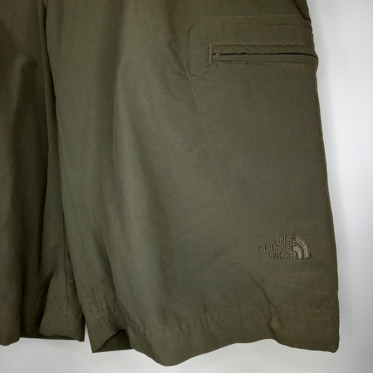 ノースフェイス　ショートパンツ　ナイロン　カーゴショーツ　刺繍ロゴ　カーキ