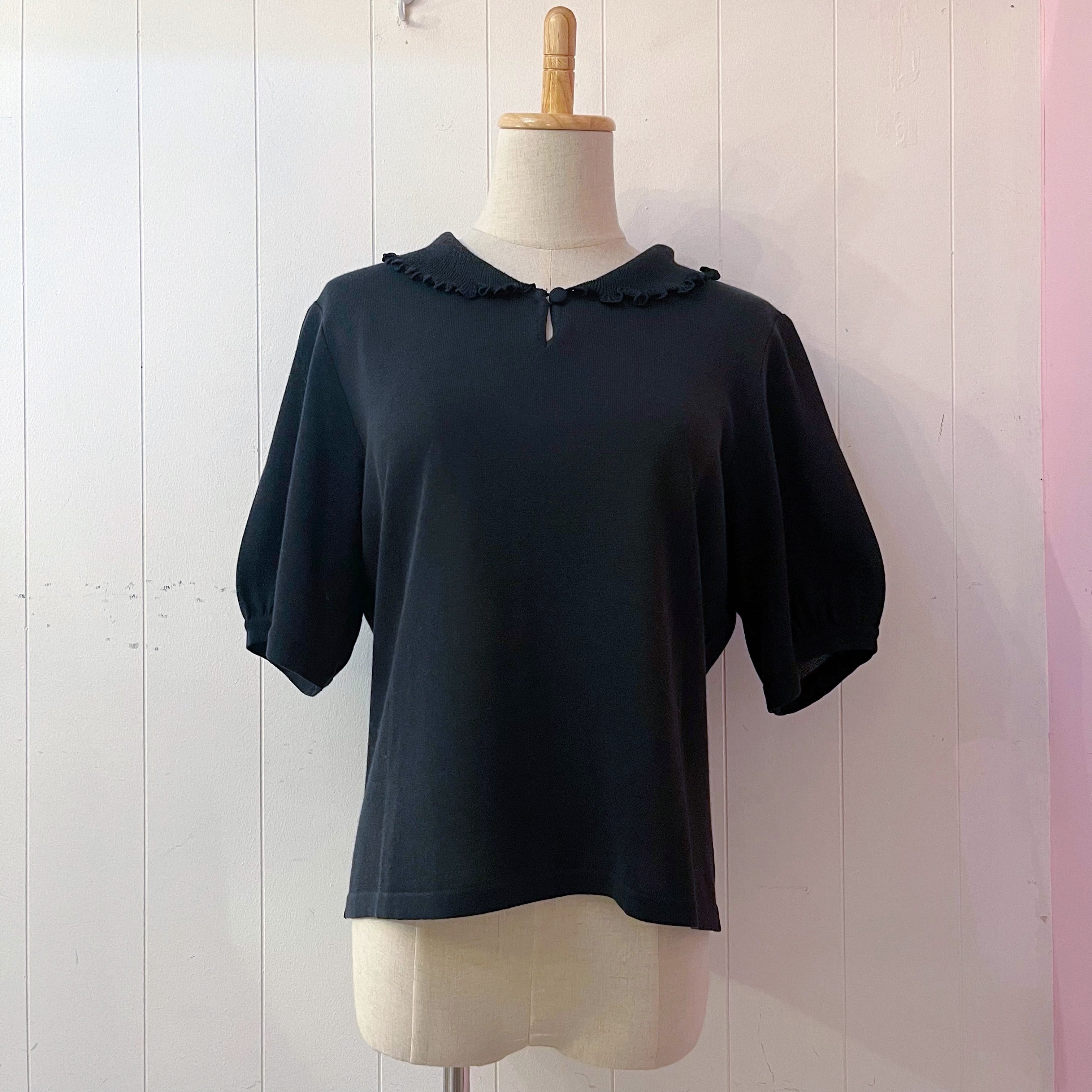 black frill collar knit po