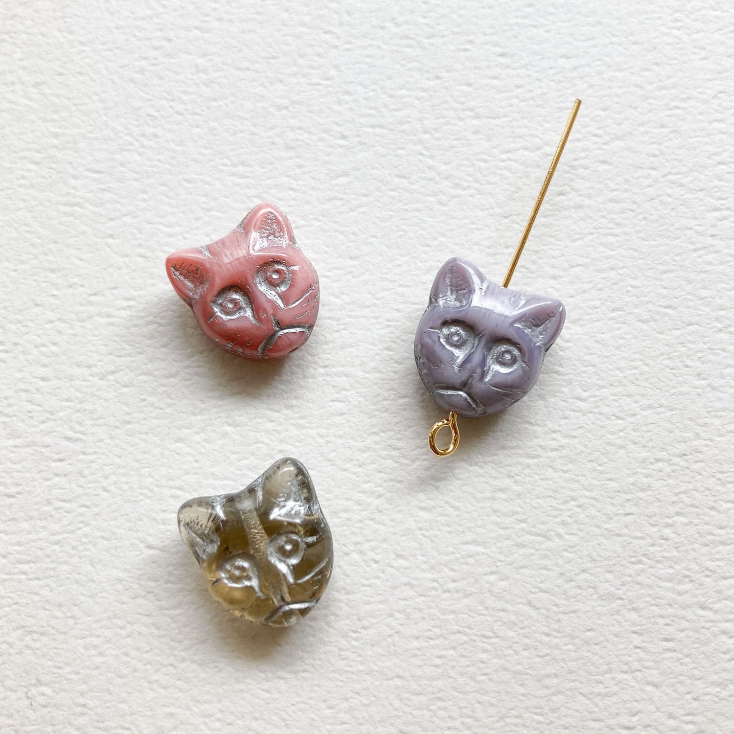 チェコガラスブローチ 猫ねこネコアンティーク チェコガラスのブローチ