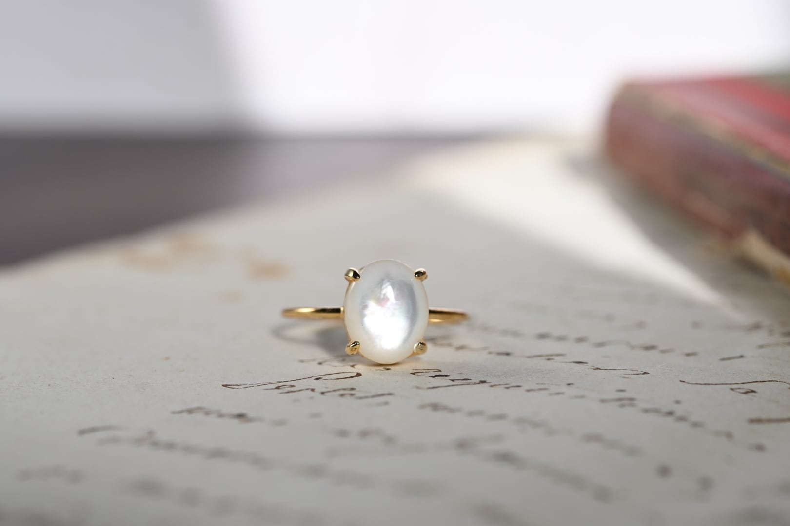 ホワイトシェル（白蝶貝）オーバルカボションリング〜Snowlit Shell