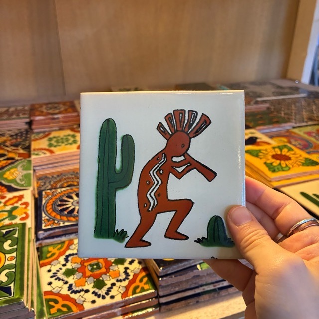 Mexico Talavera tile　メキシコタラベラタイル　X　ココペリ　サボテン　ホワイト　　10cm　コースター　鍋敷き　DIY　モザイクタイル　柄タイル　室内壁　室外壁　デザインタイル　レトロ　アートタイル　ハンドメイド