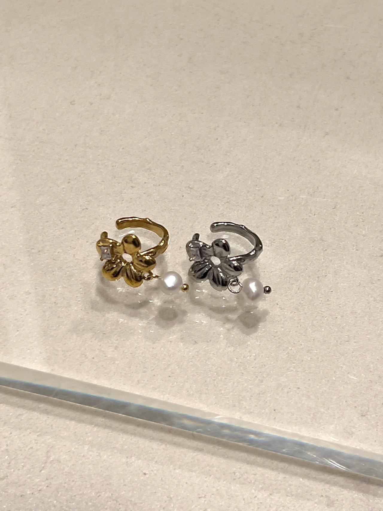 Flower earcuff