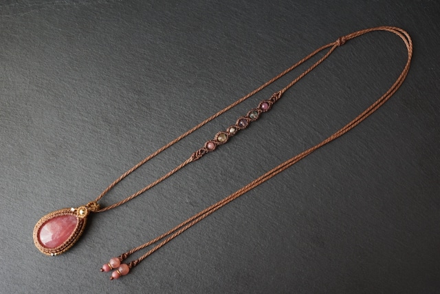 アルゼンチン産ロードクロサイト(インカローズ)のマクラメネックレス - early spring -【一点物】