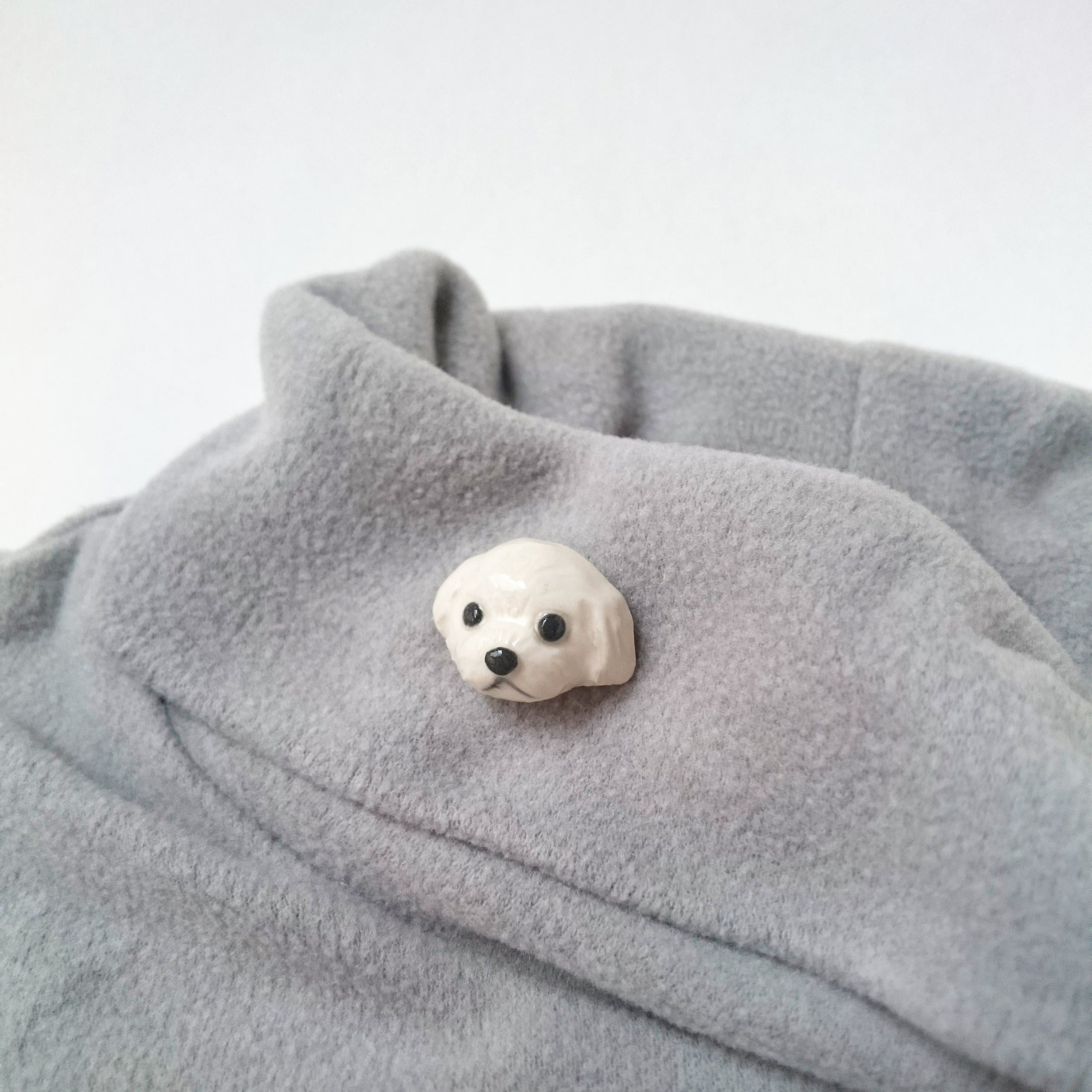マルチーズのピンバッチ | 陶器のことり