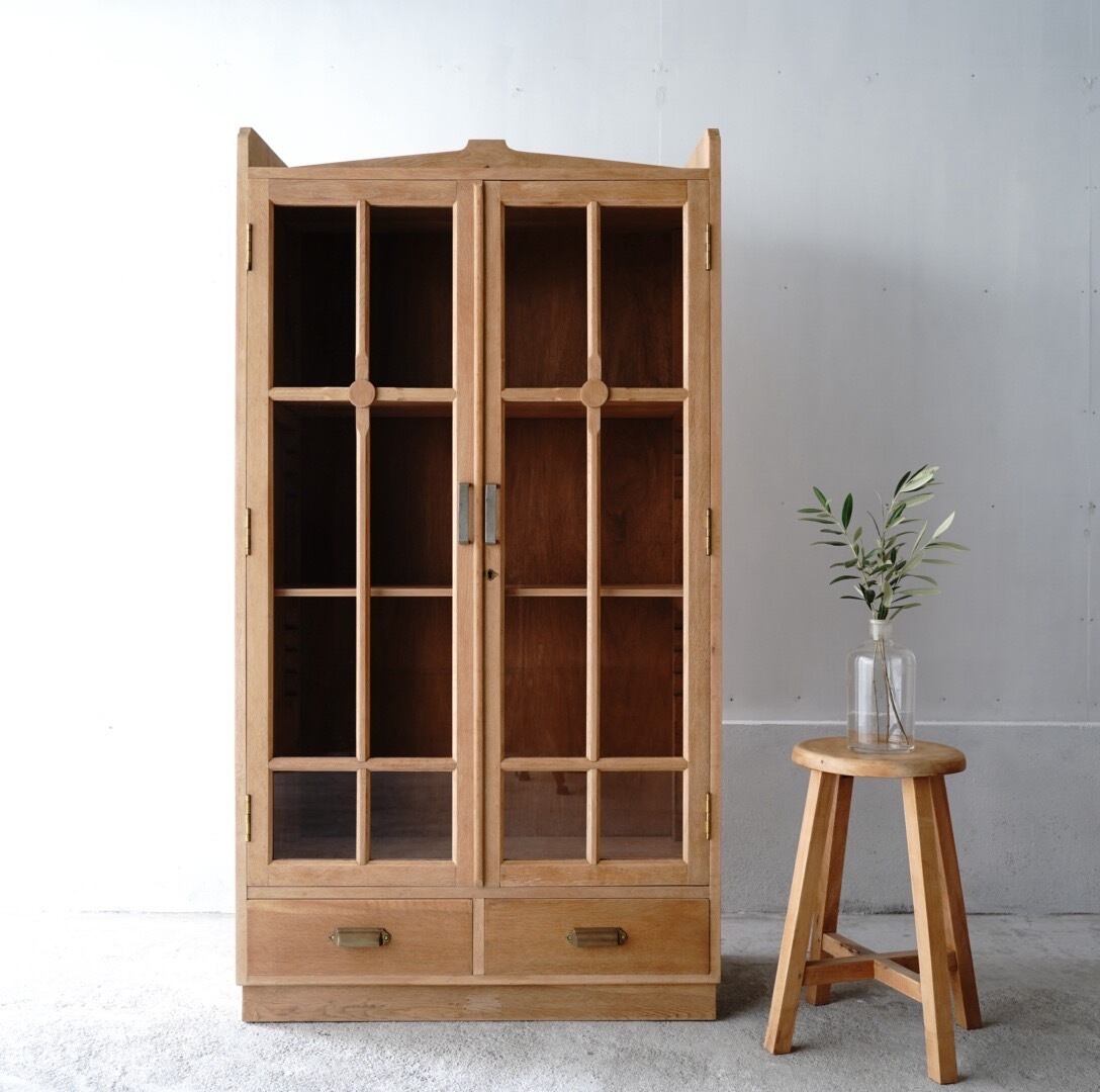 十字ガラス扉のキャビネット