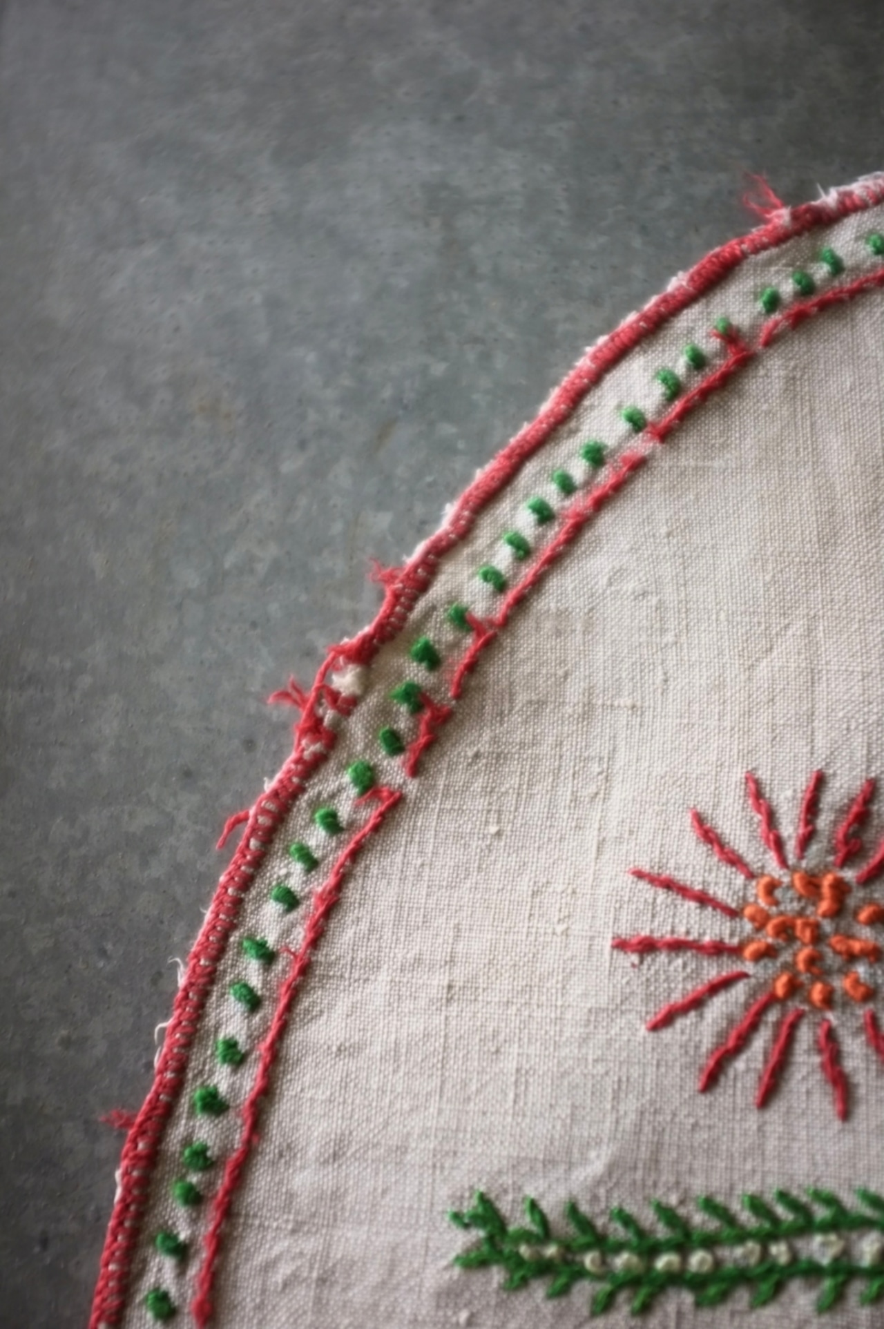 フランス 44c とろりとしたリネンと大きな花籠と刺繍クロス テーブルセンター アンティーク