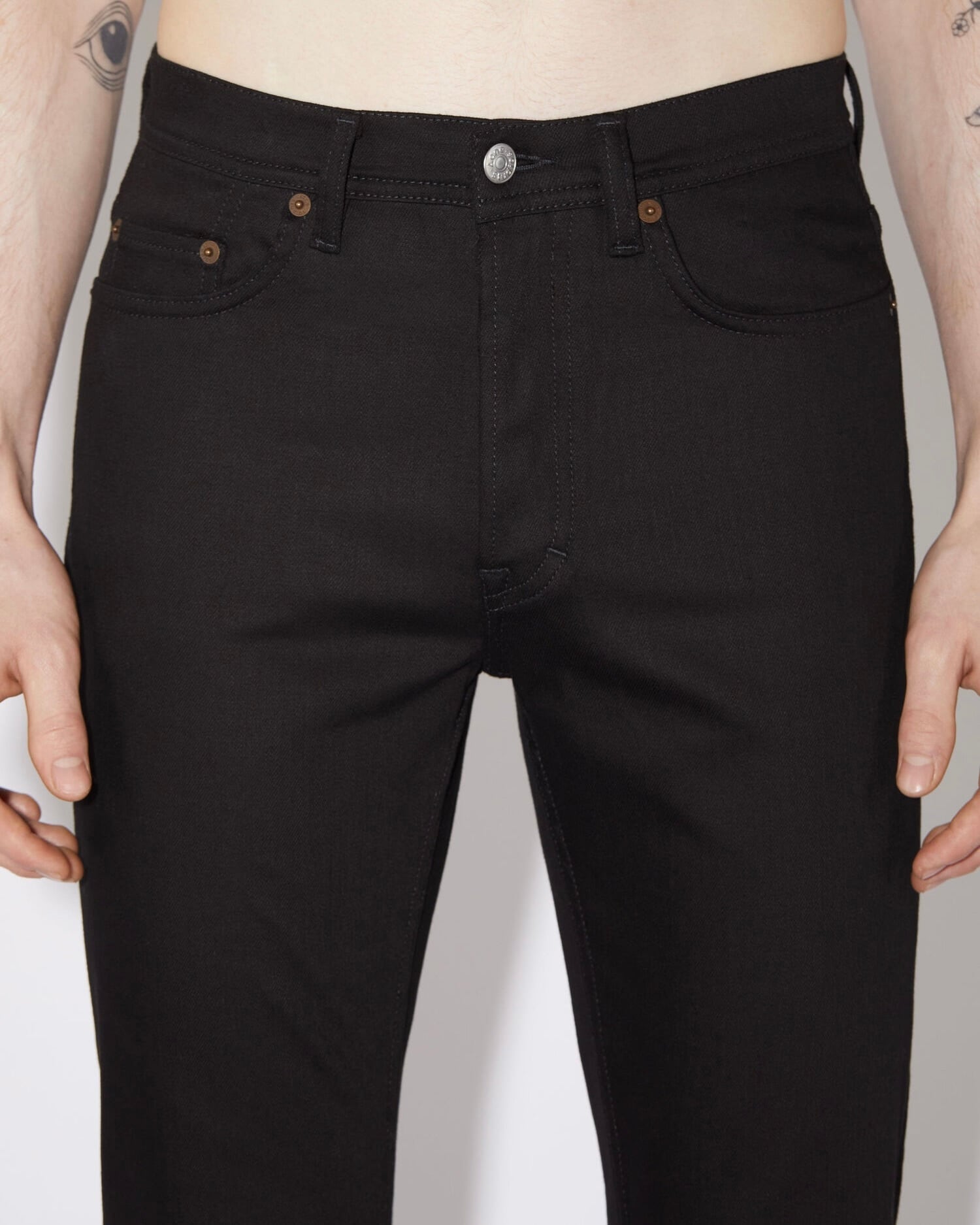 ACNE STUDIOS】 スリムテーパードジーンズ(RIVER STAY BLACK
