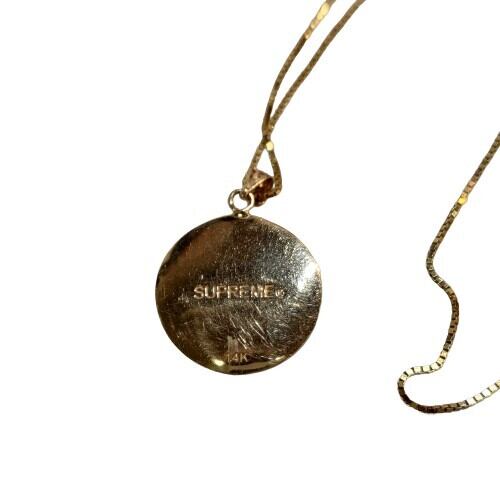 SUPREME 18SS Justice Gold Pendant | myglobaltax.com