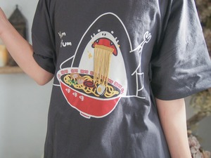 大人気につき再販！ラーメン愛を叫ぶ！サメ のユニセックスTシャツ