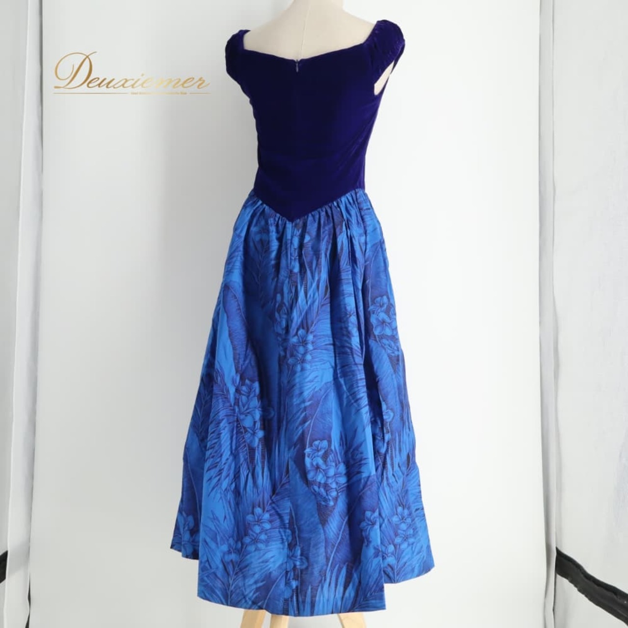 フラダンス 衣装 CC Fashions CCファッション ワンピース ドレス ブルー系 ベロア生地 高級感 プルメリア柄 花柄 植物柄 ハワイアンプリント ハワイアン アロハ フラ ダンス レッスン 練習 ハワイアンダンス フレアスカート ノースリーブ 青 紺 ネイビー系 華やか 鮮やか かわいい おしゃれ 上品