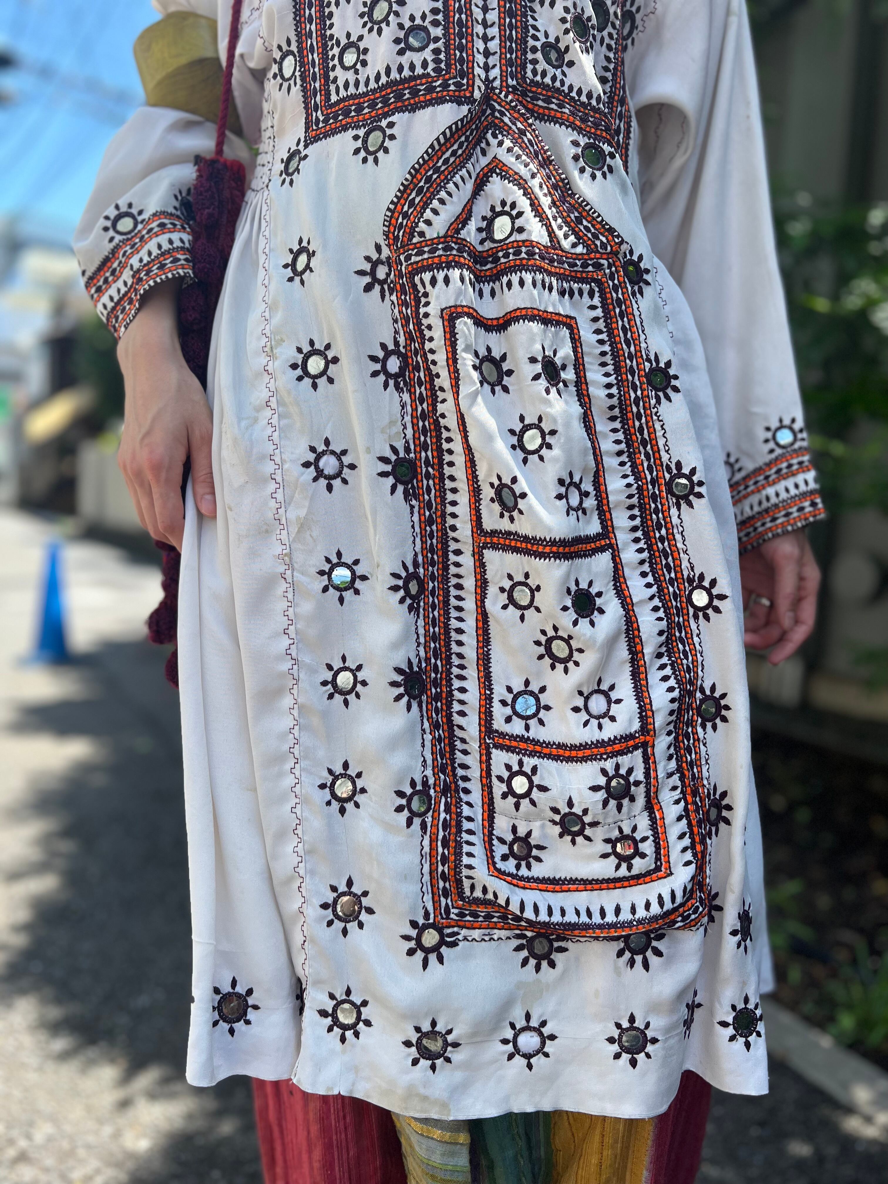 Vintage Pakistan white × mirror work embroidery Baluch dress  