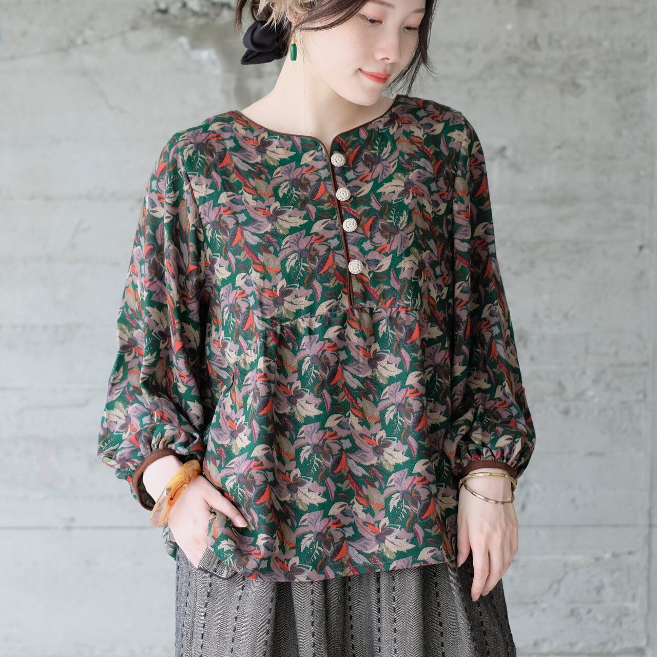 【新色】魅せる一枚!くるみボタンのフレアブラウス(25w-01)ダークグリーン