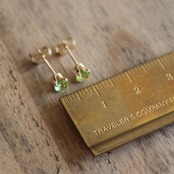 ペリドット<4mm>のスタッドピアス(K14GF)