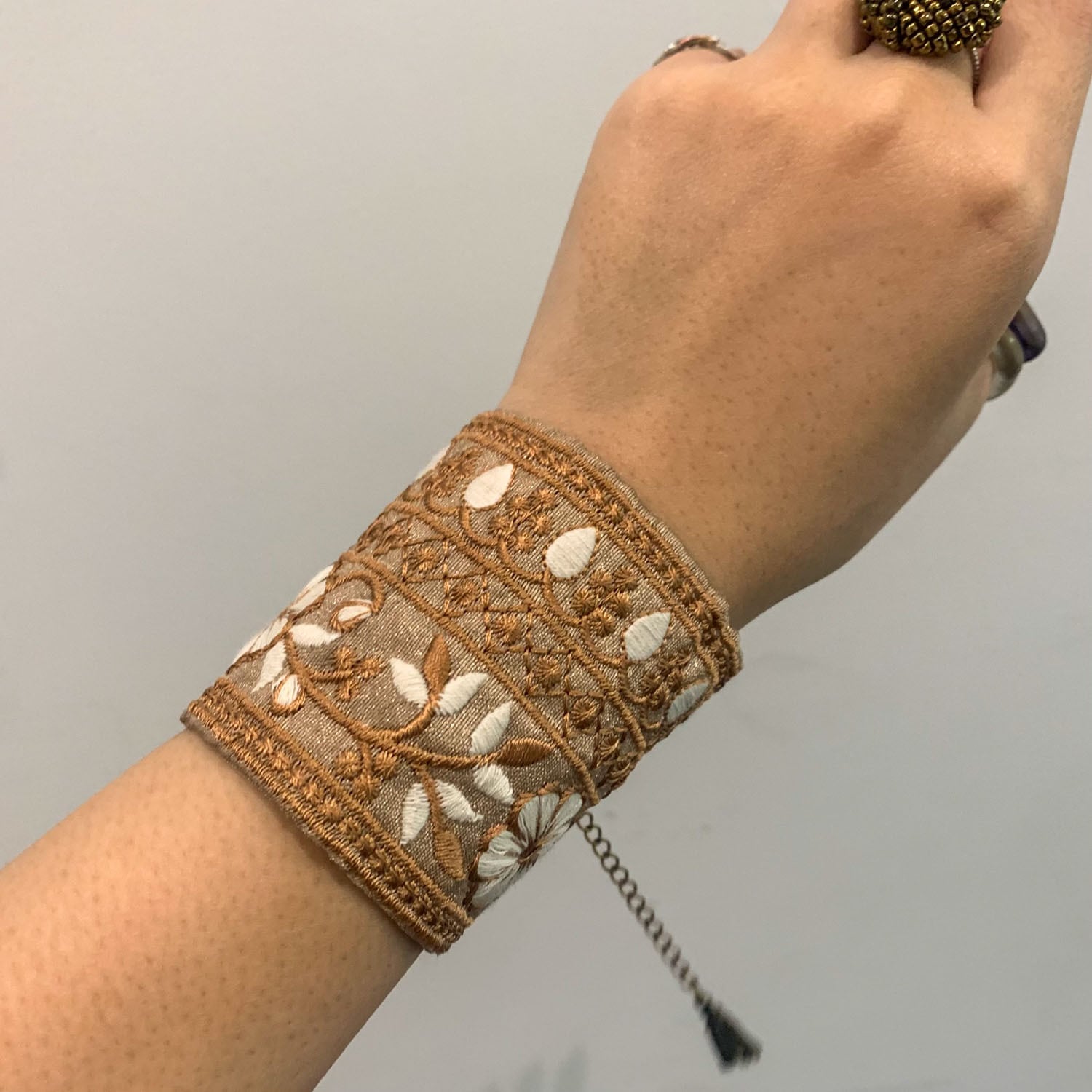 幅広インド刺繍のリボンブレスレット | Dua-アクセサリーパーツショップ