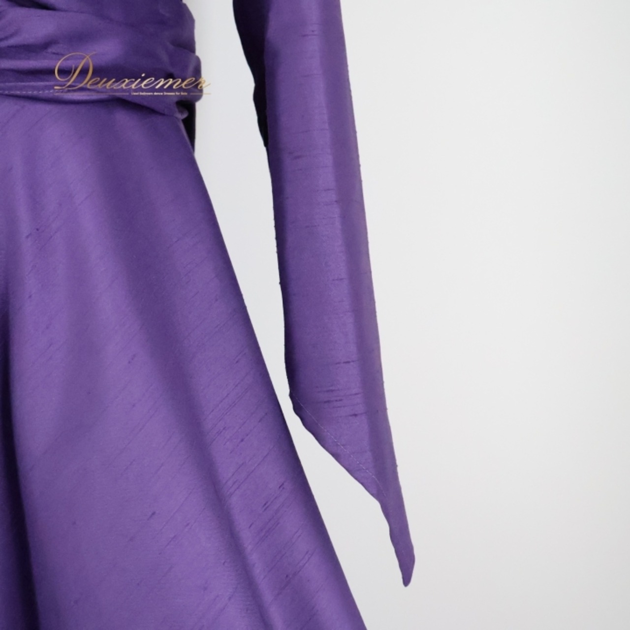 フラダンス 衣装 ワンピース ドレス パープル系 紫 無地 シンプル 光沢 長袖 リボン 華やか アロハ ハワイアン かわいい 鮮やか 高級感 上品 スカラップ フェスティバル 結婚式 パーティー イベント コスチューム ダンス 発表会 ドレッシー 素材感 上品さ 手入れ簡単 レディース おしゃれ コーディネート おすすめ