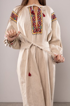 ウクライナ刺繍ヴィシヴァンカ・クラシック イワノフランキースク州モデル　クロスステッチ　手刺繍　ブラウス　麻　レディース・フリーサイズ