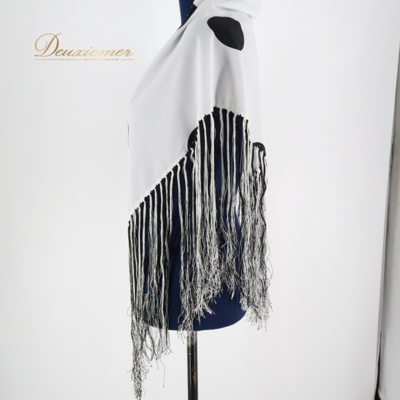 フラメンコ 衣装 シージョ ピキージョ 小物 ホワイト系 白 ブラック系 水玉模様 柄 アクセサリー 三角形 トライアングル フレコ ダンス イベント フラメンコ衣装 大きな水玉模様 練習 舞台 発表会 イベント用 おしゃれ デザイン フリンジ付き