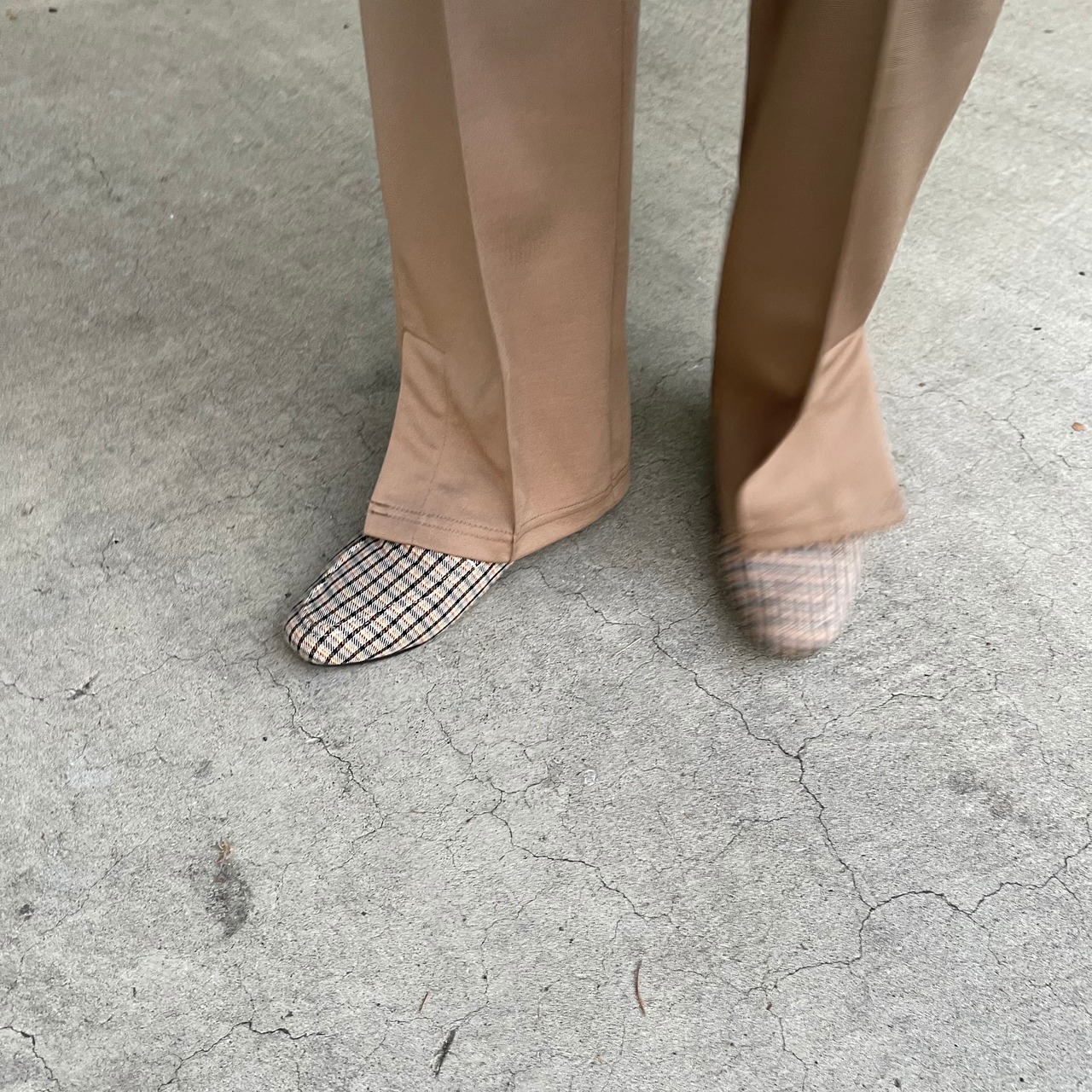 ハイウエストストレッチプレスフレアスラックス／ベージュ