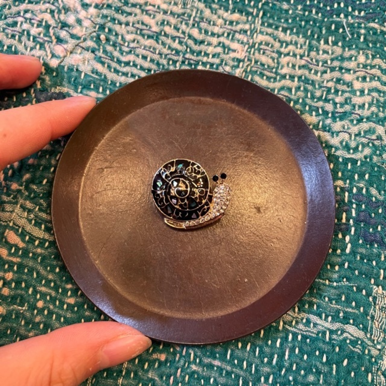 TOPANGA Jewelry Bijou art brooch Snails / ビジューアートブローチ カタツムリ プレゼント プチギフト ジャケット 帽子 バッグ ニット キラキラ アクセサリー かわいい ファッション小物