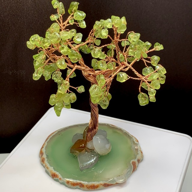 no6.色合いが美しい天然石ツリー・ペリドット