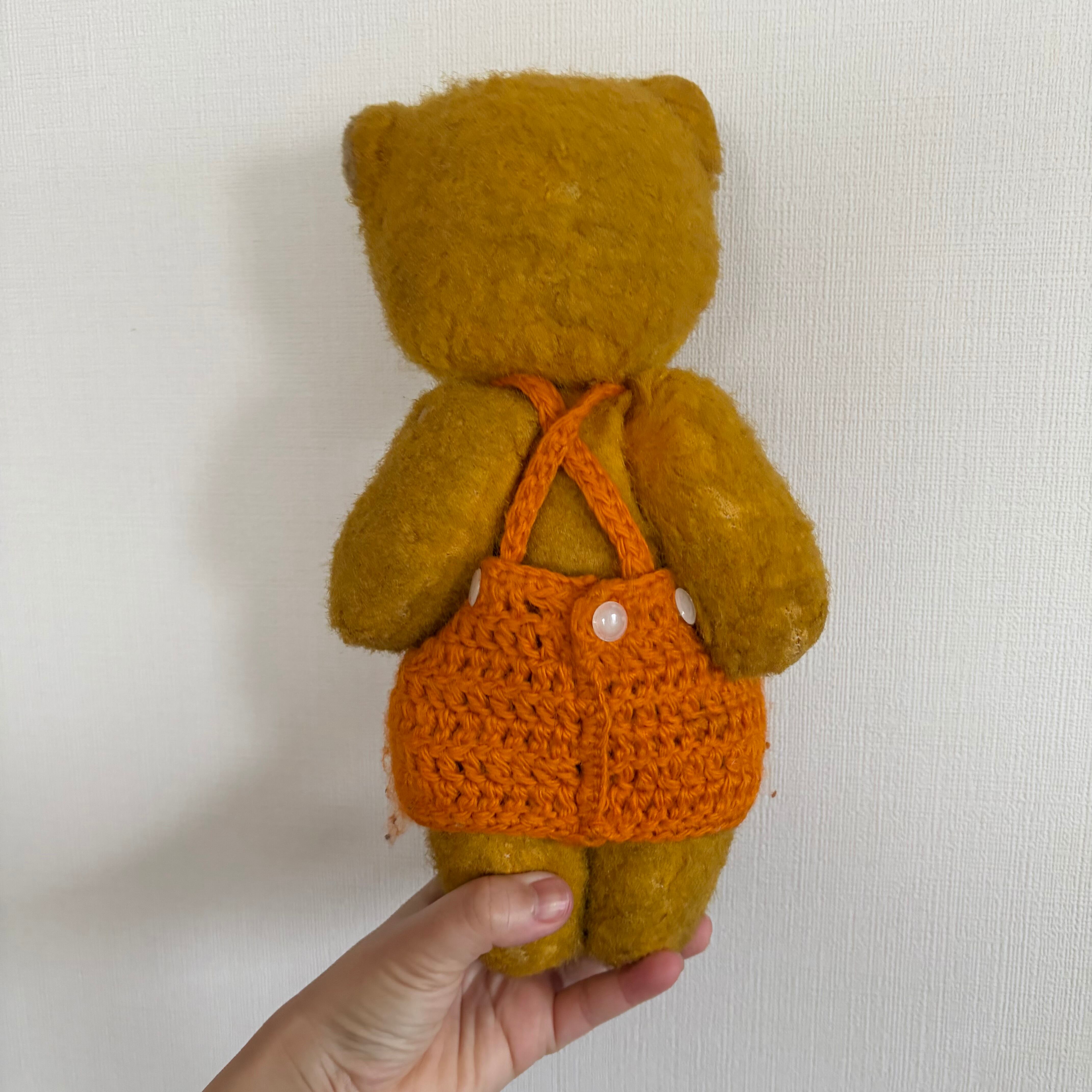 オレンジ色のエプロンをしたくま | tsuitachi craft&brocante