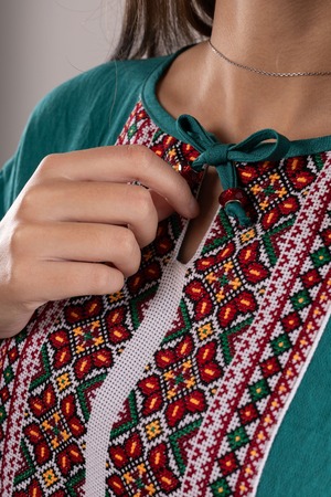 ウクライナ刺繍ヴィシヴァンカ　チュニック クロスステッチ　手刺繍　麻　レディース・フリーサイズ