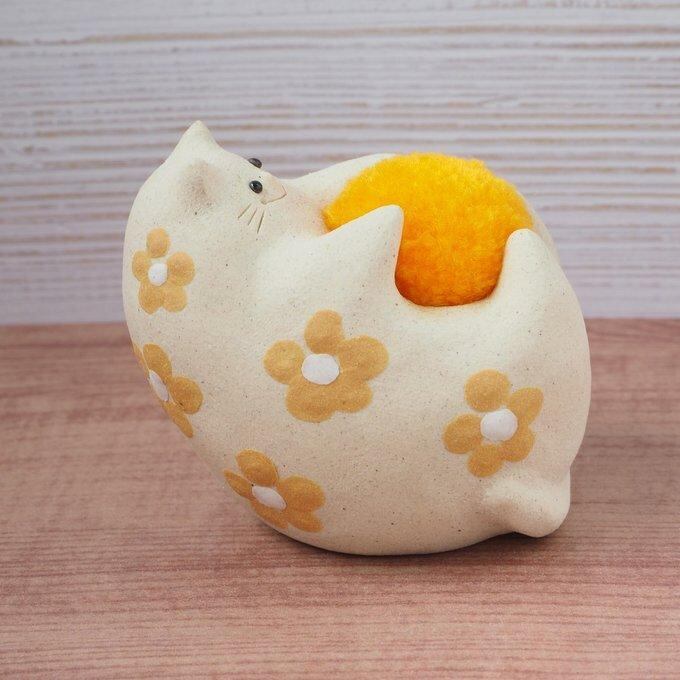 オリジナル陶器猫「ねこのひげ枕」 へそ天タイプ 親ねこ 黄花柄 | Dela猫