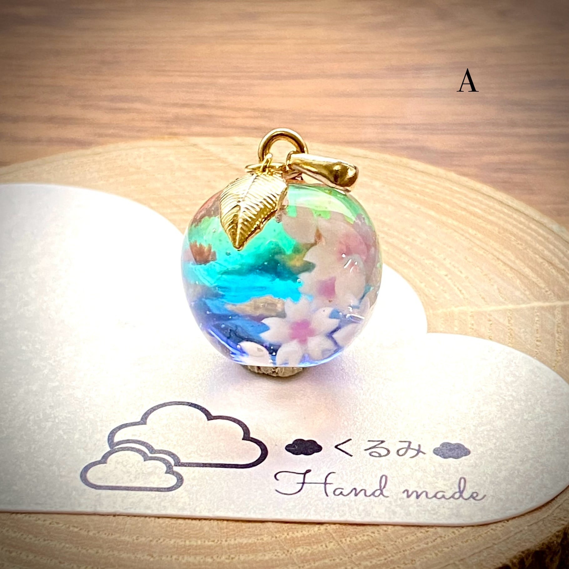 雲&空ペンダント りんご型 虹色の空と桜 A