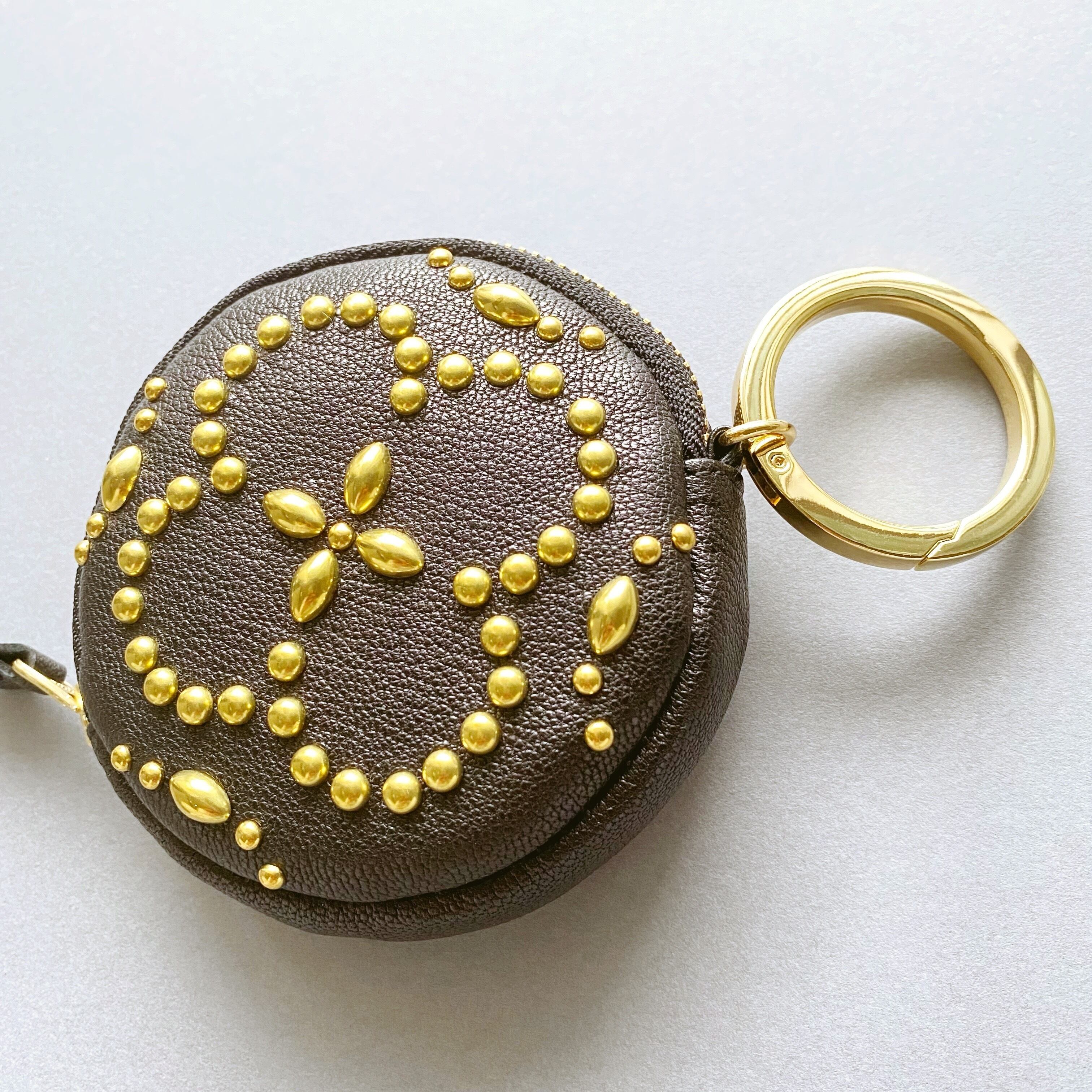 3点金具付ラウンドポーチ+カードケース(ブラック/ゴールドスタッズ